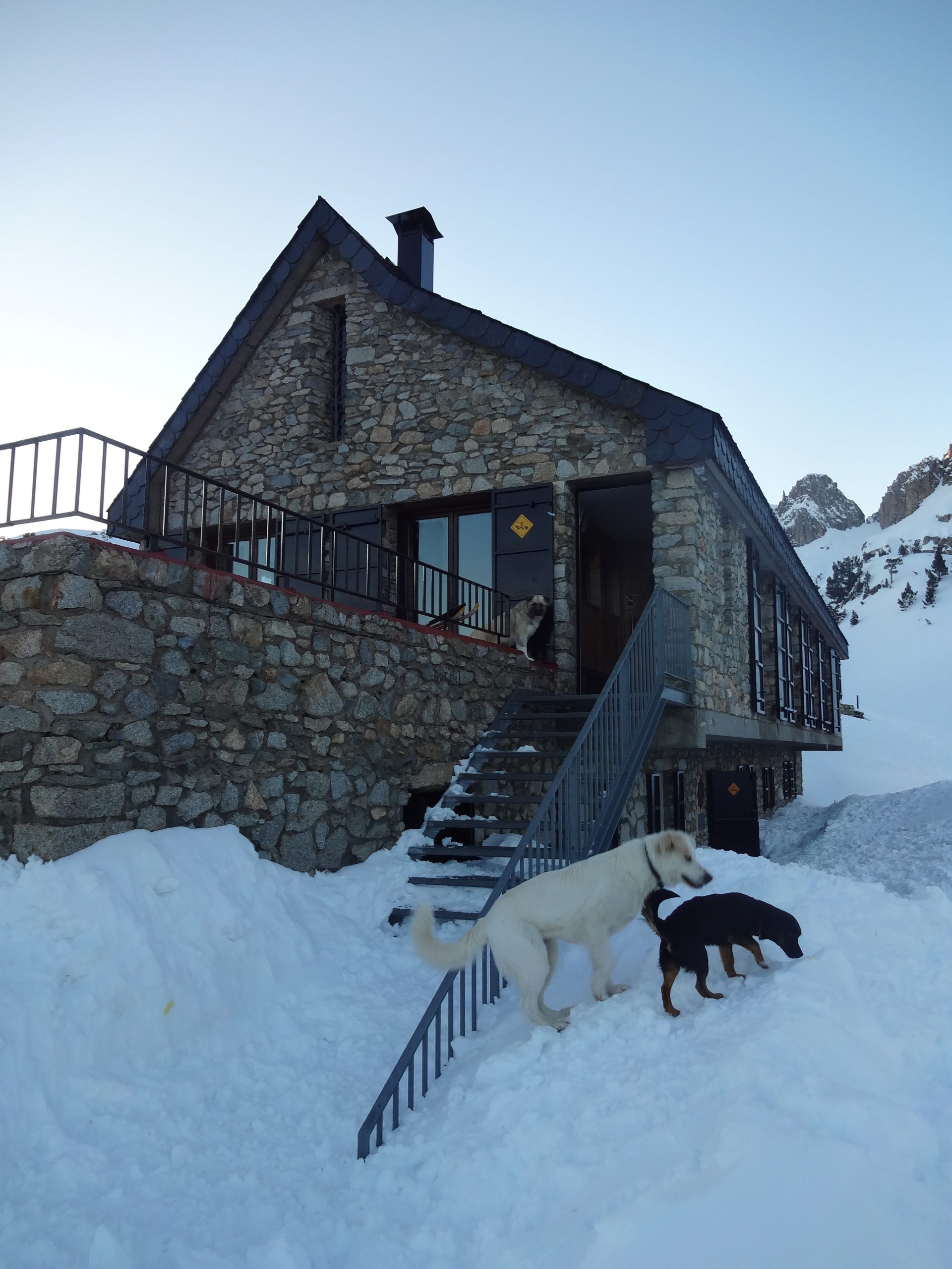 TRAVESSA PELS REFUGIS